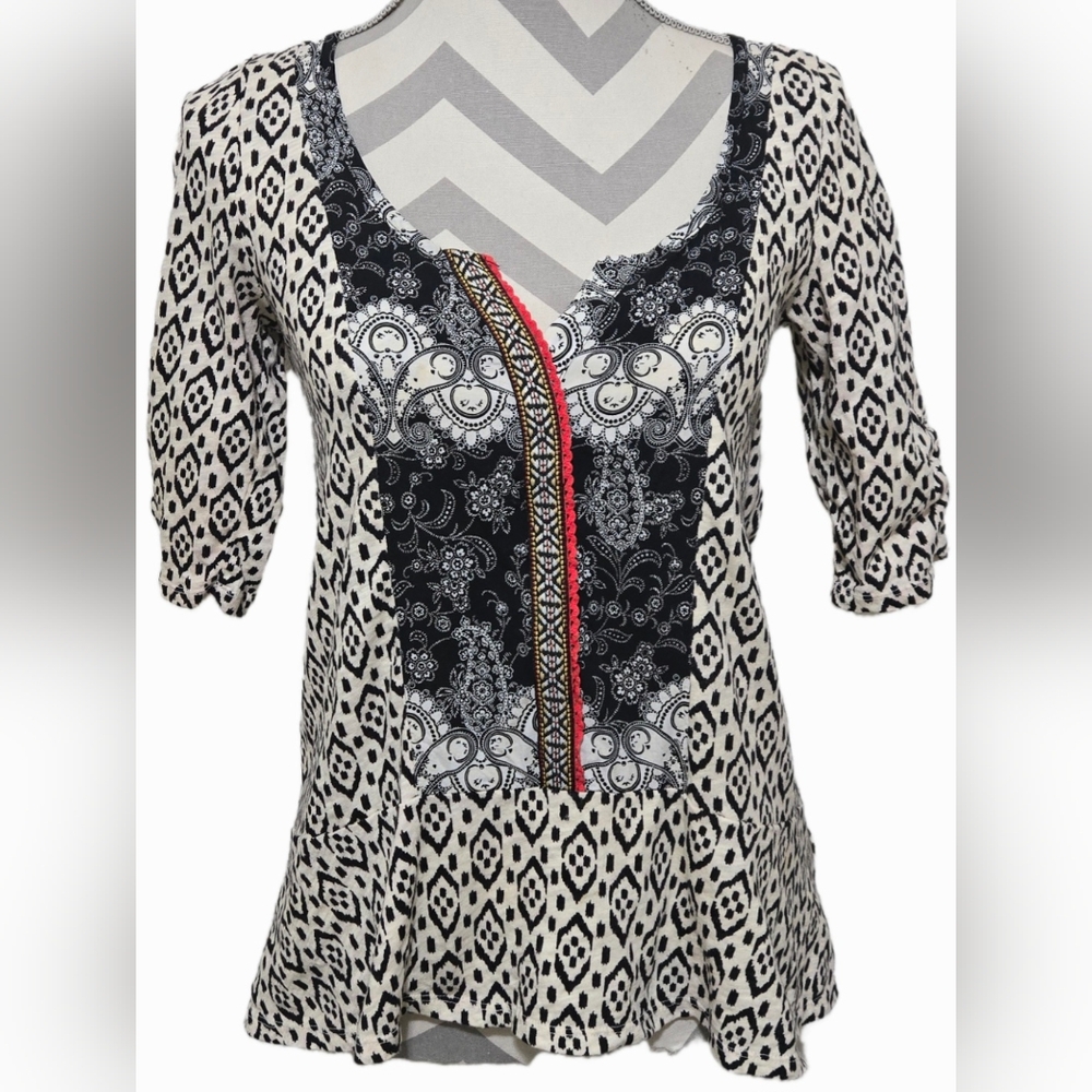 Akemi + Kin Anthropologie Split Neck Boho Top Black Cream & Red Size XS